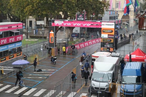 L'allestimento per la tappa astigiana del Giro d'Italia 2020
