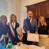 La neo centenaria con la famiglia, il presidente Rasero e la vicesindaca Morra
