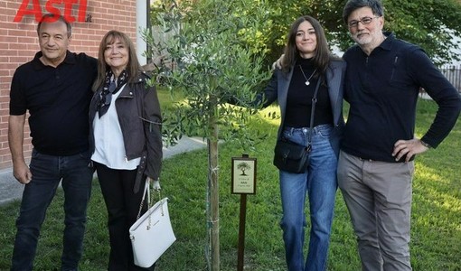 Mimmo Lucano ad Asti con la famiglia di Adele e l'albero a lei dedicato Mimmo Lucano ad Asti con la famiglia di Adele e l'albero a lei dedicato