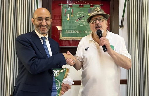 Giovanni Gorgoni (a sinistra) riceve da Fabrizio Pighin il guidoncino e la tessera di socio Aggregato dell’ANA