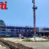 Addio alla storica scuola Rossignoli di Nizza, al via le operazioni di demolizione in piazza Marconi