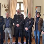 Da sinistra il vicecomandante della Polizia Locale Mussetto, il sindaco Fogliato, il colonnello Repetto, il comandante Detoma, la segretaria generale Basso, l'assessora Amato