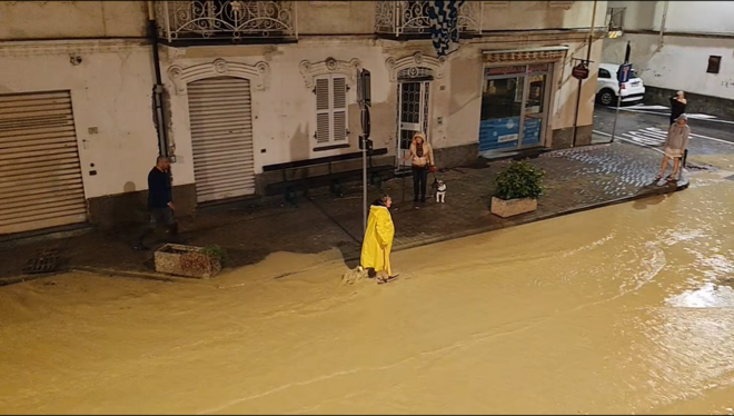 La sindaca di Montegrosso mentre si adopera per far defluire l'acqua dalla sede stradale La sindaca di Montegrosso mentre si adopera per far defluire l'acqua dalla sede stradale