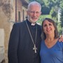 In foto monsignor Guido Marini con Silvia Gullino, curatrice della rubrica In foto monsignor Guido Marini con Silvia Gullino, curatrice della rubrica