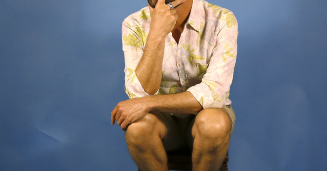 A Moncalvo va in scena "Mi dimetto da uomo": Sergio Assisi in un viaggio tra satira, poesia e umane contraddizioni