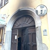 Bra, 70enne denunciato per il fuoco appiccato al portale del Comando di Polizia Locale Bra, 70enne denunciato per il fuoco appiccato al portale del Comando di Polizia Locale