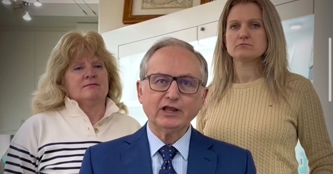 Mario Roggero con la moglie Mariangela e una delle figlia durante uno dei suoi recenti appelli via social