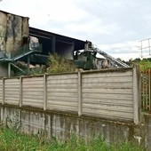 Lo stabile distrutto: in corso le verifiche dei Vigili del Fuoco
