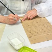 La lettera in fase di restauro