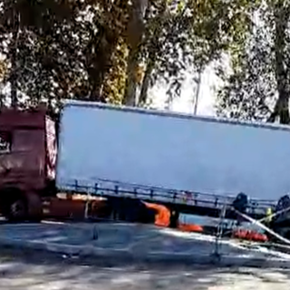 Il camion incastrato nella rotonda di corso Savona