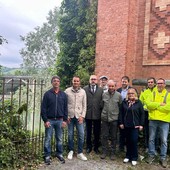 Foto di gruppo durante la consegna del primo lotto dei lavori relativi al ponte di Pollenzo