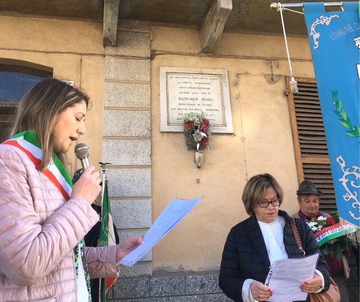 Il sindaco Anna Macchia e la vice Delfina Noto sotto il balcone di Luigi Capriolo