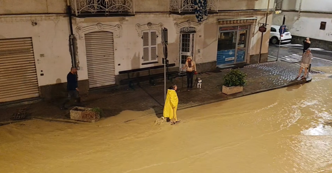 La sindaca di Montegrosso mentre si adopera per far defluire l'acqua dalla sede stradale La sindaca di Montegrosso mentre si adopera per far defluire l'acqua dalla sede stradale