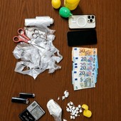 Spaccio di cocaina a Cherasco: fermato dai Carabinieri durante lo scambio, in casa nascondeva altri 75 grammi