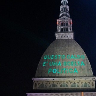 31 luglio: la scritta proiettata sulla facciata della Mole Antonelliana a Torino dal movimento Extinction Rebellion