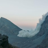 Paura sul Monviso per una vasta frana verificatasi nei pressi del rifugio Quintino Sella. Ricerche in corso per un escursionista