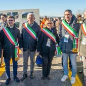Al centro nella foto la sindaca lamorrese Marialuisa Ascheri insieme ai colleghi di Alba, Bra, Cherasco, Castagnito e Govone