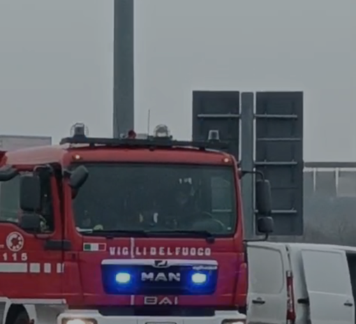 Furgone in fiamme all’autogrill Crocetta sull’A21