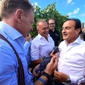 Il ministero Lollobrigida col governatore Cirio nel vigneto dell'azienda Sandrone Il ministero Lollobrigida col governatore Cirio nel vigneto dell'azienda Sandrone