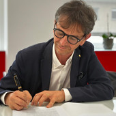 Il presidente Di Caro firma i documenti necessari al subentro