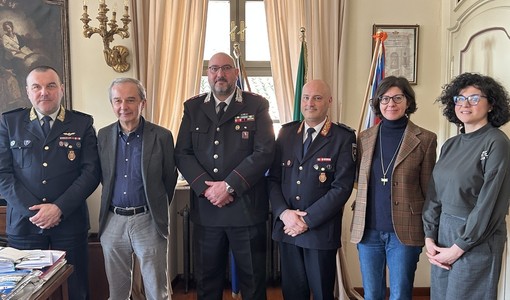 Da sinistra il vicecomandante della Polizia Locale Mussetto, il sindaco Fogliato, il colonnello Repetto, il comandante Detoma, la segretaria generale Basso, l'assessora Amato