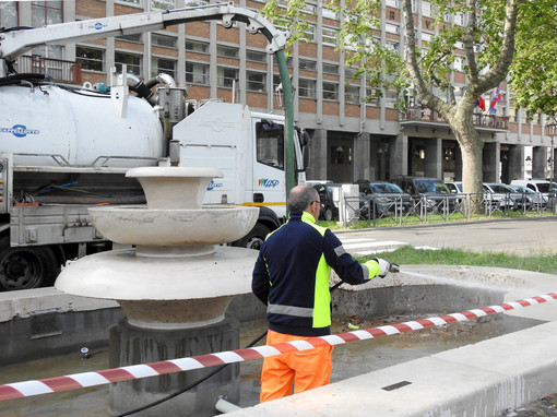 Tecnici del servizio idrico di ASP al lavoro in piazza Alfieri