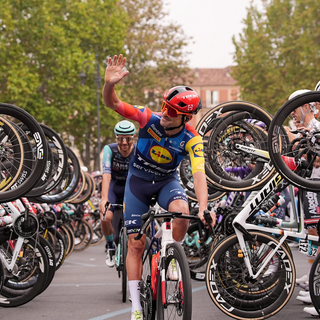 CICLISMO / È partito il 110° GranPiemonte: da Asti a Bra la grande classica del ciclismo attraversa le Langhe [FOTO E VIDEO]