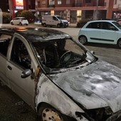Auto in fiamme nel parcheggio del Penny Market di corso Alessandria [FOTO]