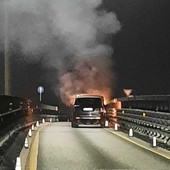 Alba, auto va a fuoco lungo uno svincolo della tangenziale