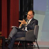 Il presidente nazionale di Confindustria Emanuele Orsini sul palco del Teatro Sociale di Alba