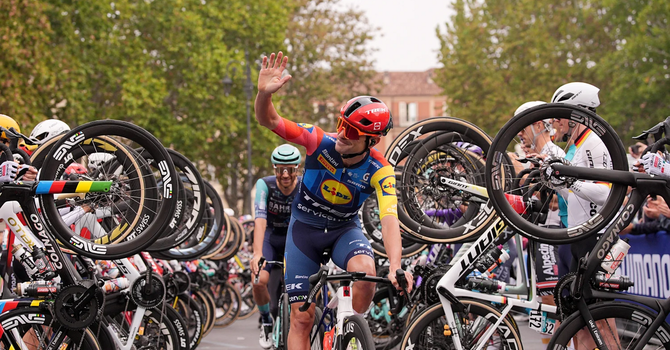 CICLISMO / È partito il 110° GranPiemonte: da Asti a Bra la grande classica del ciclismo attraversa le Langhe [FOTO E VIDEO]