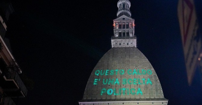 31 luglio: la scritta proiettata sulla facciata della Mole Antonelliana a Torino dal movimento Extinction Rebellion 31 luglio: la scritta proiettata sulla facciata della Mole Antonelliana a Torino dal movimento Extinction Rebellion