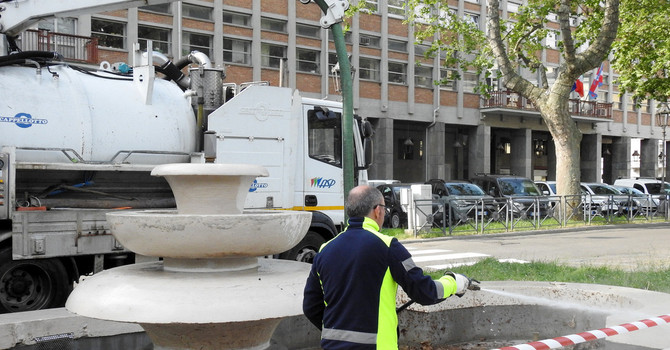 Tecnici del servizio idrico di ASP al lavoro in piazza Alfieri