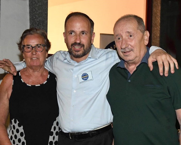 Nell'immagine, tratta dal suo profilo Facebook, il sindaco Rasero ritratto con i genitori