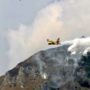 Nelle foto i Canadair in azione (Ph. Bluathomas, Instagram) Nelle foto i Canadair in azione (Ph. Bluathomas, Instagram)