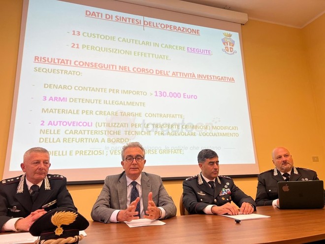 Il procuratore della Repubblica di Asti Biagio Mazzeo illustra i dettagli dell'operazione insieme ai vertici del Comando Provinciale dei Carabinier