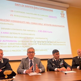 Il procuratore della Repubblica di Asti Biagio Mazzeo illustra i dettagli dell'operazione insieme ai vertici del Comando Provinciale dei Carabinier