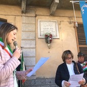 Il sindaco Anna Macchia e la vice Delfina Noto sotto il balcone di Luigi Capriolo