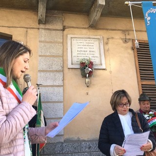 Il sindaco Anna Macchia e la vice Delfina Noto sotto il balcone di Luigi Capriolo