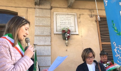 Il sindaco Anna Macchia e la vice Delfina Noto sotto il balcone di Luigi Capriolo Il sindaco Anna Macchia e la vice Delfina Noto sotto il balcone di Luigi Capriolo