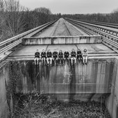 Una foto inedita del 2019: la giunta regionale seduta sull’autostrada Asti-Cuneo che finiva nel vuoto - crediti fotografia Lavezzo Studios / Carpediem Una foto inedita del 2019: la giunta regionale seduta sull’autostrada Asti-Cuneo che finiva nel vuoto - crediti fotografia Lavezzo Studios / Carpediem