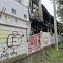 L'edificio di via San Rocco, ora distrutto dal rogo