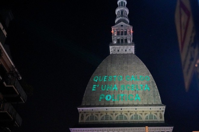 31 luglio: la scritta proiettata sulla facciata della Mole Antonelliana a Torino dal movimento Extinction Rebellion 31 luglio: la scritta proiettata sulla facciata della Mole Antonelliana a Torino dal movimento Extinction Rebellion
