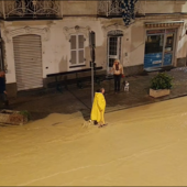 La sindaca di Montegrosso mentre si adopera per far defluire l'acqua dalla sede stradale La sindaca di Montegrosso mentre si adopera per far defluire l'acqua dalla sede stradale