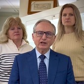 Mario Roggero con la moglie Mariangela e una delle figlia durante uno dei suoi recenti appelli via social