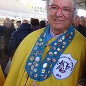 Giacomo Berrino nei paludamenti di gran maestro della Confraternita della Salsiccia di Bra