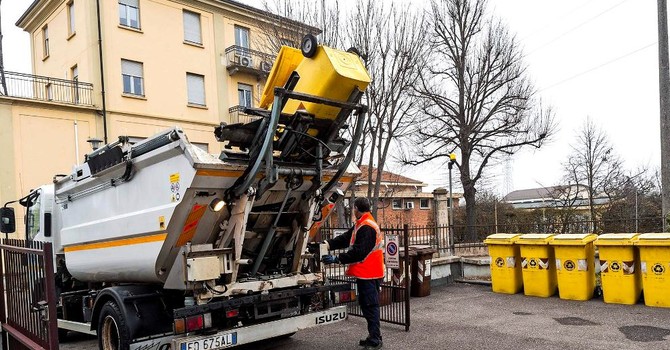 Un mezzo impegnato nella raccolta rifiuti Un mezzo impegnato nella raccolta rifiuti