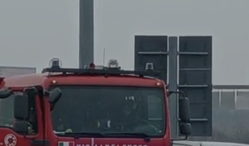 Furgone in fiamme all’autogrill Crocetta sull’A21