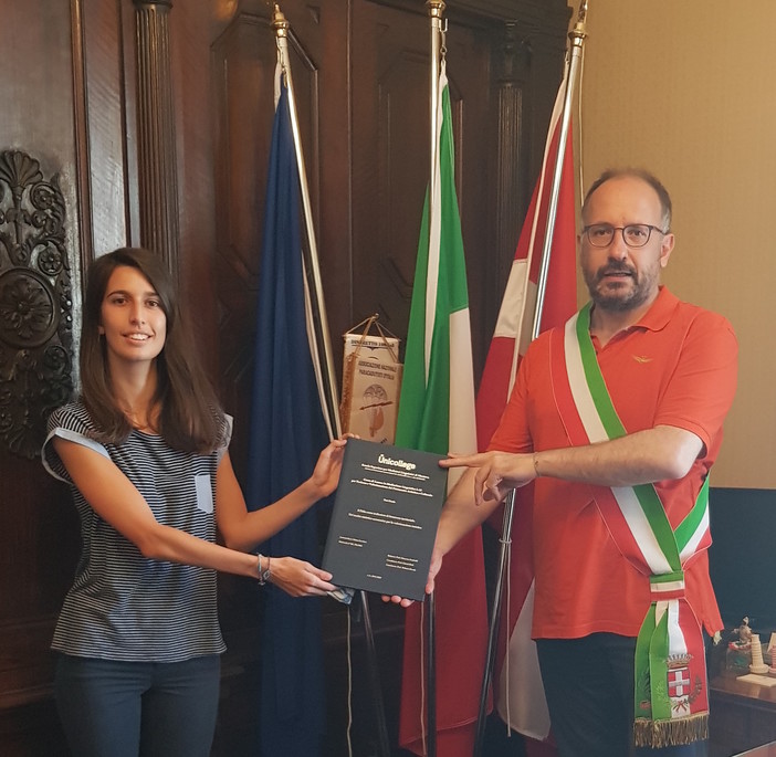 La laureanda astigiana Marta Cavaleri consegna una copia della sua tesi al sindaco Rasero. Protagonista il Palio