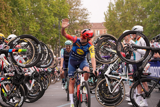 CICLISMO / È partito il 110° GranPiemonte: da Asti a Bra la grande classica del ciclismo attraversa le Langhe [FOTO E VIDEO]